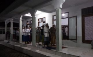 Jemaah Pesantren Ini Mulai Salat Tarawih - JPNN.com