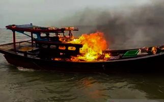 Nelayan Rokan Hilir Riau Bakar Kapal yang Pakai Jaring Pukat Harimau - JPNN.com