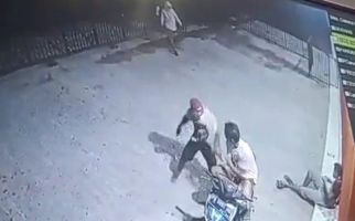 Kawanan Begal Sadis Terekam CCTV saat Menghujani Korban dengan Empat Tusukan - JPNN.com
