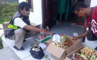 Ada Ayam Busuk di Dalam Paket Sembako Buat Warga - JPNN.com