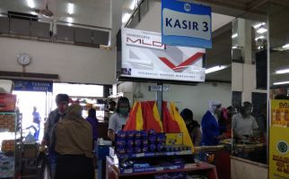 Tangkal Corona, Kasir Supermarket Pakai APD - JPNN.com