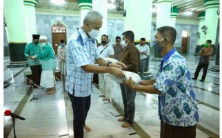 Korpri Jateng Menyumbangkan Paket Bantuan untuk Jemaah Masjid Agung - JPNN.com