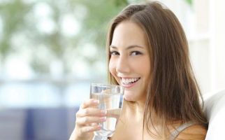 Jangan Suka Minum Air Putih Sambil Berdiri, Ini 4 Efek Sampingnya untuk Tubuh - JPNN.com