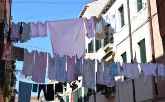 2 Anak Tertulari Virus dari Baju sang Ayah, Ini Cara Mencuci Pakaian Mencegah Corona - JPNN.com