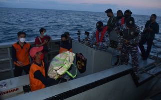 KRI Teluk Ende-517 Debarkasikan 2.000 Paket Sembako dan APD di Pulau Raas - JPNN.com