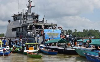 Kapal Angkatan Laut Kelambau Diserbu Puluhan Perahu Nelayan, Ada Apa? - JPNN.com