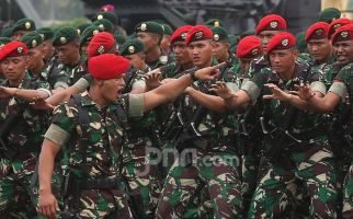 Anggota TNI Ini Rela Mengasuh 3 Anak yang Orang Tuanya Meninggal karena Covid-19 - JPNN.com