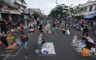 PSBB Diperpanjang, Pedagang Pasar Baru Bandung Nekat Berjualan - JPNN.com