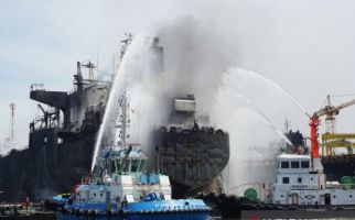Korban Tewas Kapal Tanker Terbakar di Belawan Bertambah Jadi Dua Orang - JPNN.com