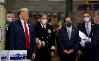 Demi Penampilan, Trump Ogah Pakai Masker - JPNN.com