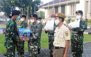 Laksma TNI Iwan Isnurwanto Serahkan Bingkisan Lebaran Kepada Seluruh Personel Seskoal - JPNN.com