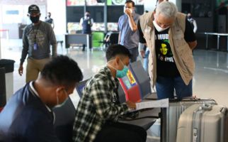 Ganjar Sidak ke Bandara, Minta Lihat Surat Kesehatan yang Dibawa Calon Penumpang - JPNN.com