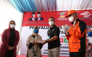 Distribusikan Bansos Tunai di Cikampek, Mensos Sampaikan Pesan Presiden - JPNN.com