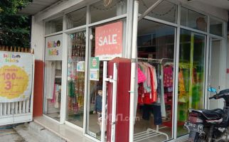 Banyak Mal Tutup, Pembeli Serbu Toko Baju Anak-anak - JPNN.com