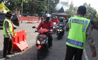 Tak Pakai Masker, Pengendara Dihukum Menyapu Jalan - JPNN.com