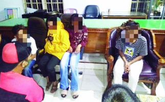 Jelang Sahur, 5 Perempuan Berkelahi, 2 Vs 3, Pakai Sajam dan Batu - JPNN.com