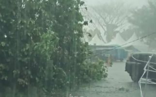 Innalillahi, Hujan Deras dan Angin Kencang Rusak 3 Rumah Warga - JPNN.com