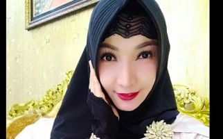 Sudah Hijrah, Roro Fitria Masih Kerap Makan Bunga Kantil dan Melati? - JPNN.com