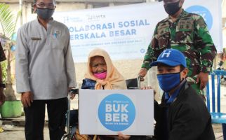 Human Initiative Salurkan Bantuan Paket Sembako dan Makanan Siap Saji Untuk Warga Cilincing - JPNN.com