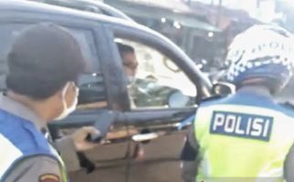 Kapolda Jabar Soal Nasib Oknum Polisi yang Marah-marah saat Ditegur tak Pakai Masker - JPNN.com