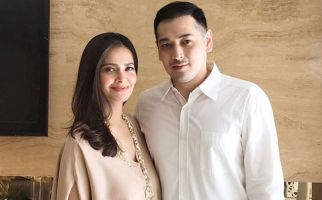 Berpose Bareng Suami, Tubuh Cut Tari Jadi Sorotan, Lagi Hamil? - JPNN.com