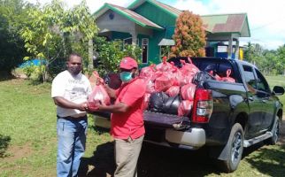 Tokoh Muda Papua Ini Salurkan Bantuan Sosial untuk Warga Terdampak Covid-19 - JPNN.com