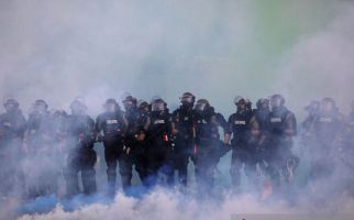 Bela Demonstran, Hakim Amerika Larang Polisi Menggunakan Peluru Karet dan Gas Air Mata - JPNN.com