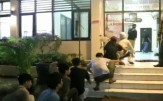 Hendak Tawuran, 7 Remaja Bersenjata Celurit dan Pedang Diciduk Polisi di Pulogadung - JPNN.com