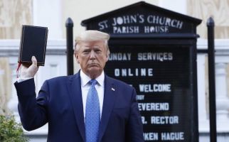Trump Berpose Memegang Injil tetapi Melawan Rakyat Sendiri, Presiden Iran: Memalukan - JPNN.com