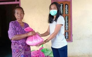 Eman Bria dan RTS Bagikan Sembako Kepada Korban Banjir di Malaka - JPNN.com