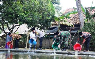 Pesantren Tangguh Jabar: Polres Majalengka Bagikan Bibit Ikan Buat Ponpes - JPNN.com