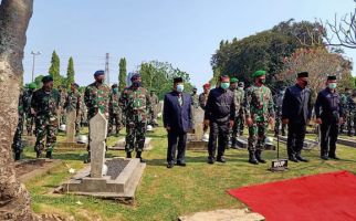 Sejumlah Tokoh Hadiri Pemakaman Jenazah Jenderal Pramono Edhie Termasuk KSAL - JPNN.com