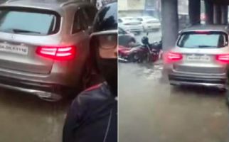 Jangan Dicontoh! Sopir Mobil Mewah Ambil Jalur Pejalan Kaki, Takut Kena Banjir - JPNN.com