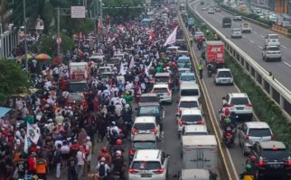 Demo di Depan Gedung DPR, Transjakarta Alihkan Rute Perjalanan - JPNN.com