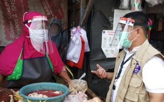 Keren! Relawan Gugus Tugas Covid-19 Gelar Bakti Sosial di Pasar Tebet - JPNN.com