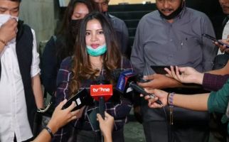 Datangi Polda Metro Jaya, Putri Cantik John Kei Sontak Jadi Sorotan - JPNN.com