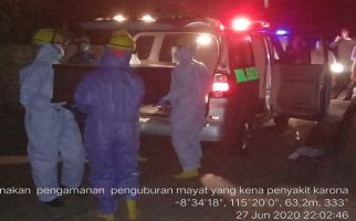 Malam-malam Petugas Yon Zipur Mendatangi Lokasi Pemakaman, Disaksikan Kapolsek - JPNN.com