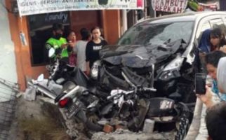 Avanza Tabrak 5 Motor di Bogor, Ada yang Sampai Terpental ke Atap Rumah, Ngeri - JPNN.com