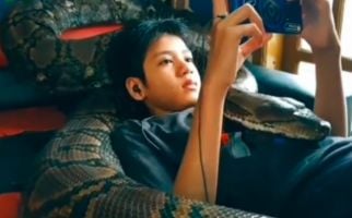 Hiii...Merinding Lihat Video Viral Remaja Main Gim Ditemani Ular Piton - JPNN.com