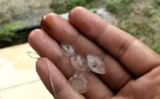 Hujan Es di Bener Meriah, Camat Wih Pesam Bilang Begini - JPNN.com