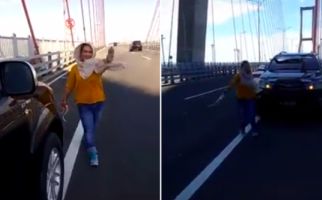 Aih, Emaknya Siapa Ini Joget Heboh ala TikTok Sendirian di Jembatan Suramadu - JPNN.com