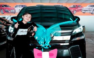 Membanggakan, Bocah 12 Tahun Ini Sudah Bisa Beli Mobil Mewah Sendiri - JPNN.com