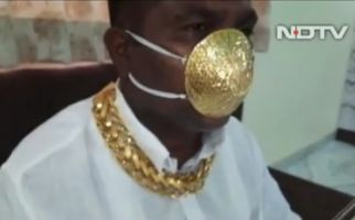 Gokil! Pria Ini Pakai Masker Emas, Mahal Mana Ketimbang Milik Istri KSAD - JPNN.com
