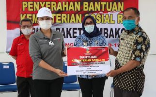 Grace Batubara Salurkan Bantuan Paket Sembako Kepada Warga di Cirebon - JPNN.com