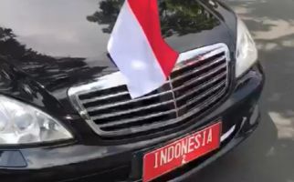 Mobil Berpelat Indonesia 2 Mengisi BBM di Pinggir Jalan, Beli Eceran? - JPNN.com