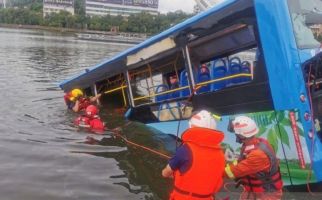 Sopir Mabuk Sengaja Ceburkan Bus ke Danau, 20 Penumpang Tewas - JPNN.com