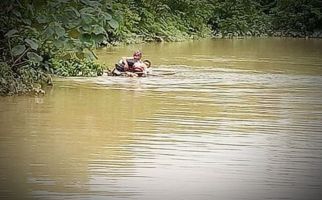 Tidak Bisa Berenang, Penyuluh Pertanian Terobos Banjir, Istri: Sudah Tak Bisa Komunikasi - JPNN.com