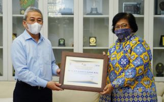 Momentum HUT Ke-75 Pajak, Menteri LHK Siti Nurbaya Terima Penghargaan - JPNN.com