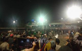 Massa Penolak RUU Omnibus Law Bubar, Suara Petasan Terdengar - JPNN.com