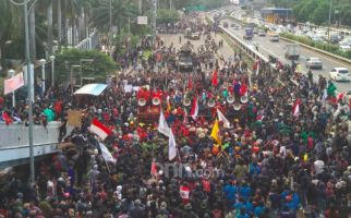 5 Berita Terpopuler: Massa Lempari Polisi dengan Botol Plastik, Jokowi Utus 1 Menko dan 5 Menteri, Klaster KTI - JPNN.com
